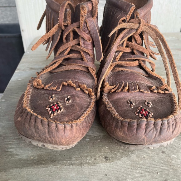 Manitobah Mukluks brown leather bootie - Picture 2 of 6